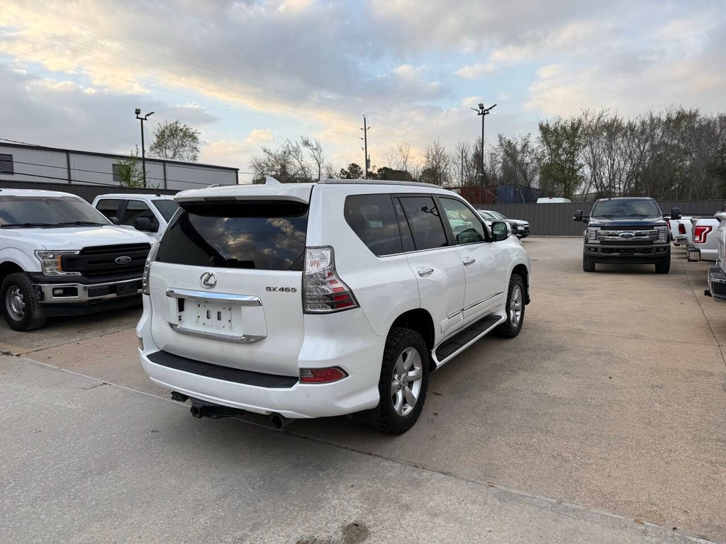 Lexus GX Vehicle Full-screen Gallery Image 05