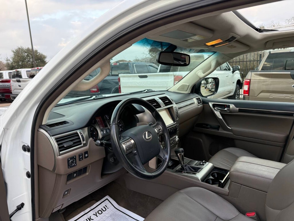 Lexus GX Vehicle Full-screen Gallery Image 06