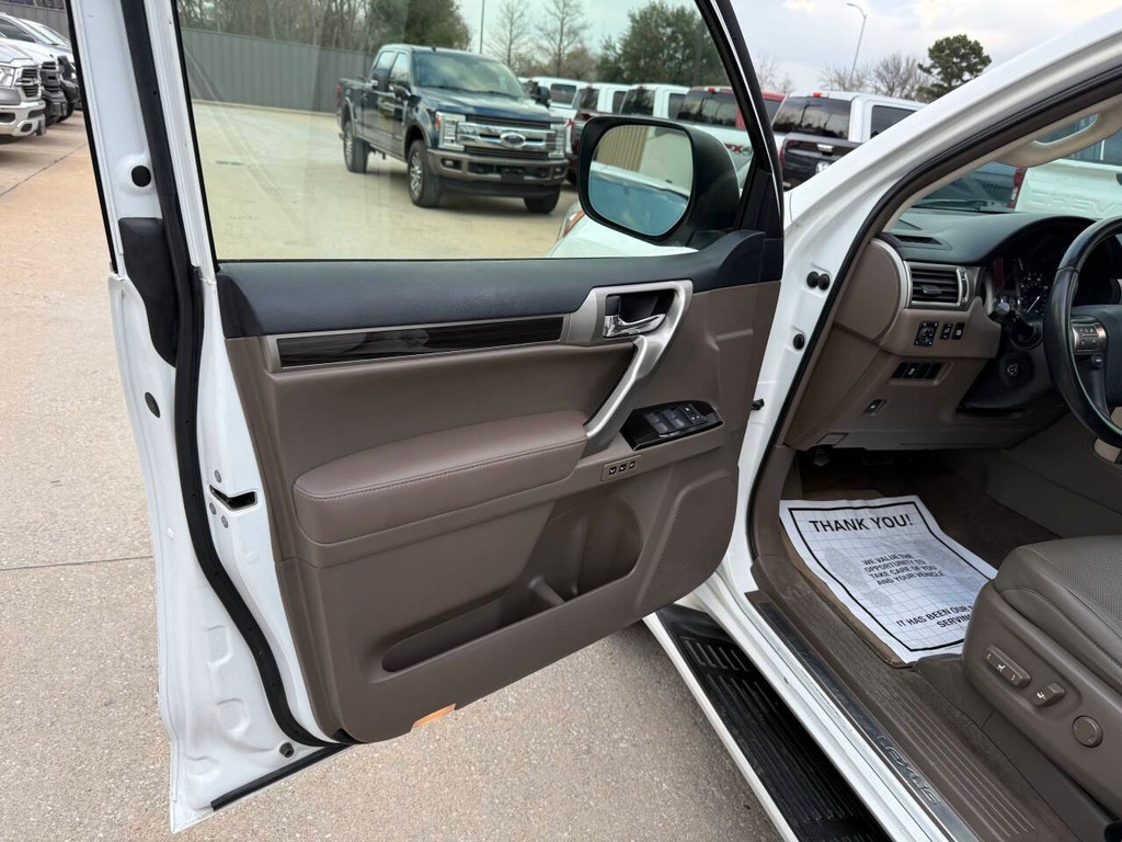 Lexus GX Vehicle Full-screen Gallery Image 08