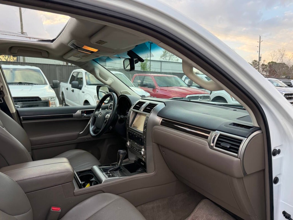 Lexus GX Vehicle Full-screen Gallery Image 09