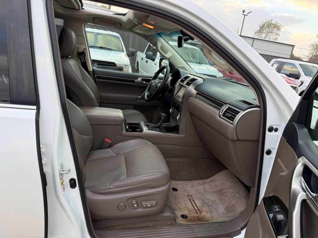 Lexus GX Vehicle Full-screen Gallery Image 10