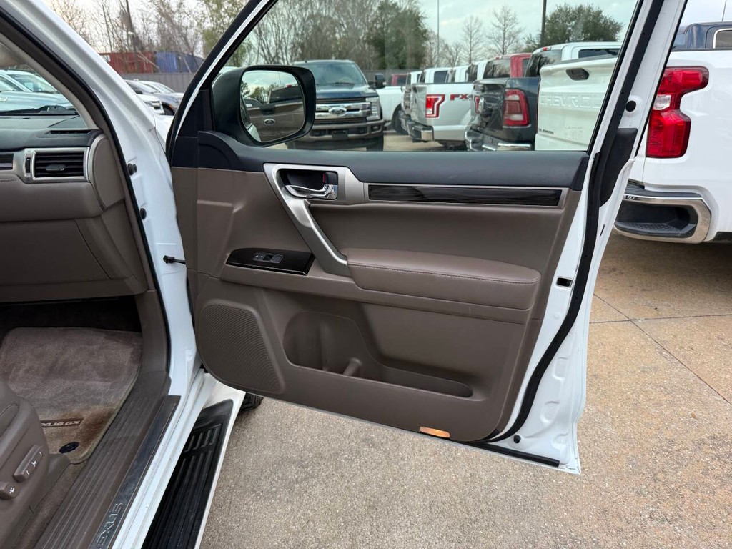 Lexus GX Vehicle Full-screen Gallery Image 11
