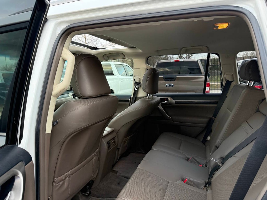 Lexus GX Vehicle Full-screen Gallery Image 12