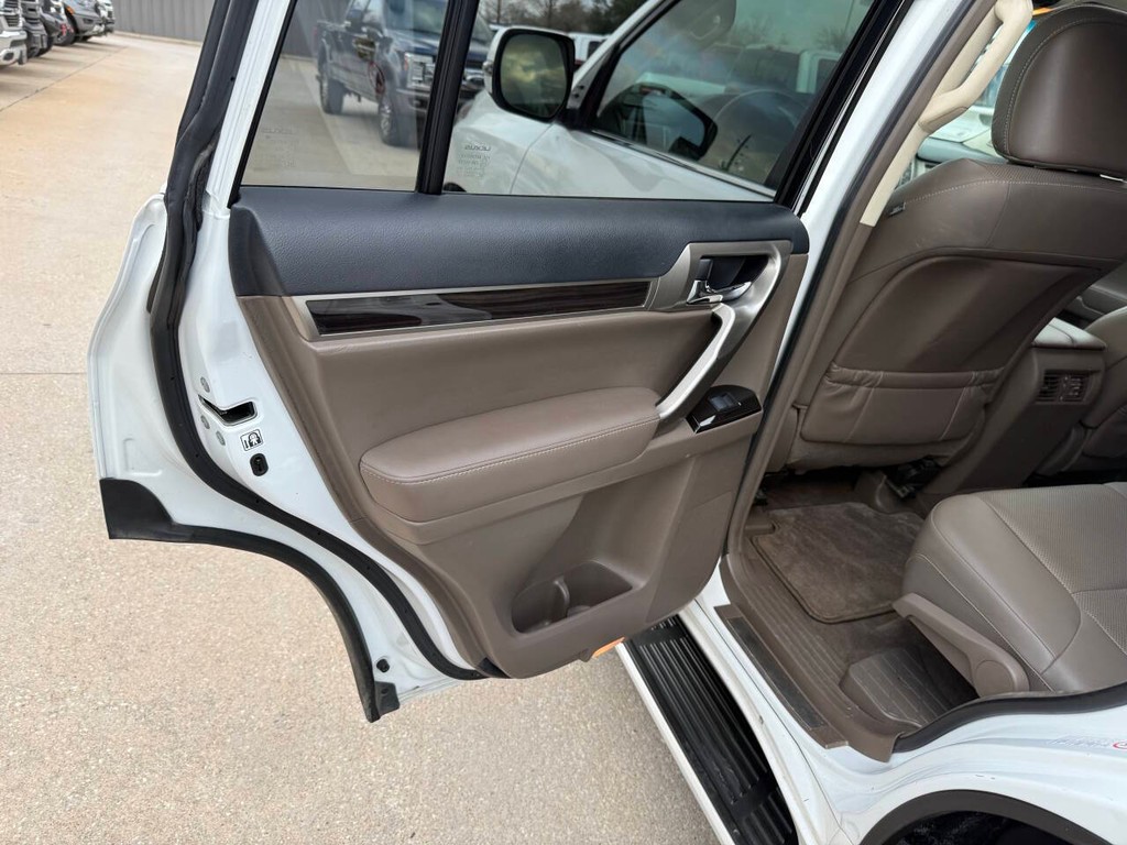 Lexus GX Vehicle Full-screen Gallery Image 14