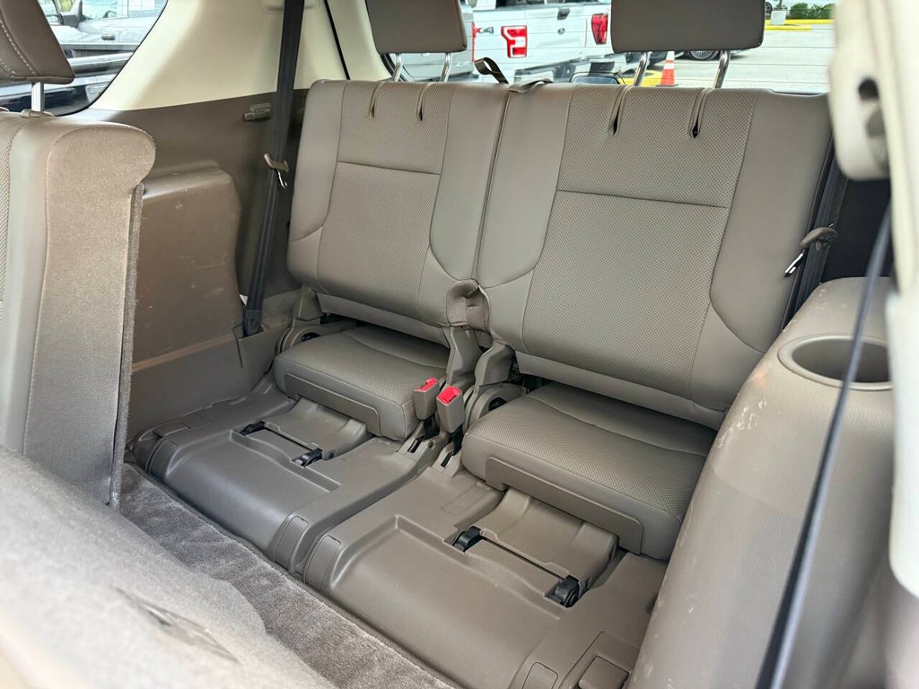 Lexus GX Vehicle Full-screen Gallery Image 15