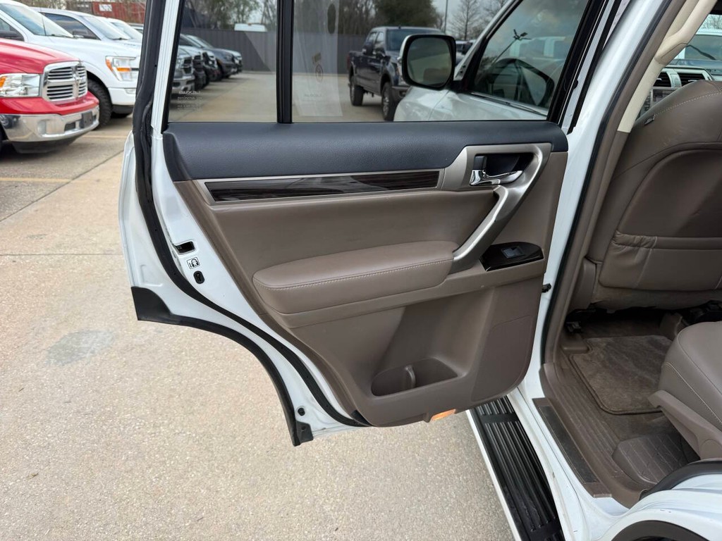 Lexus GX Vehicle Full-screen Gallery Image 16