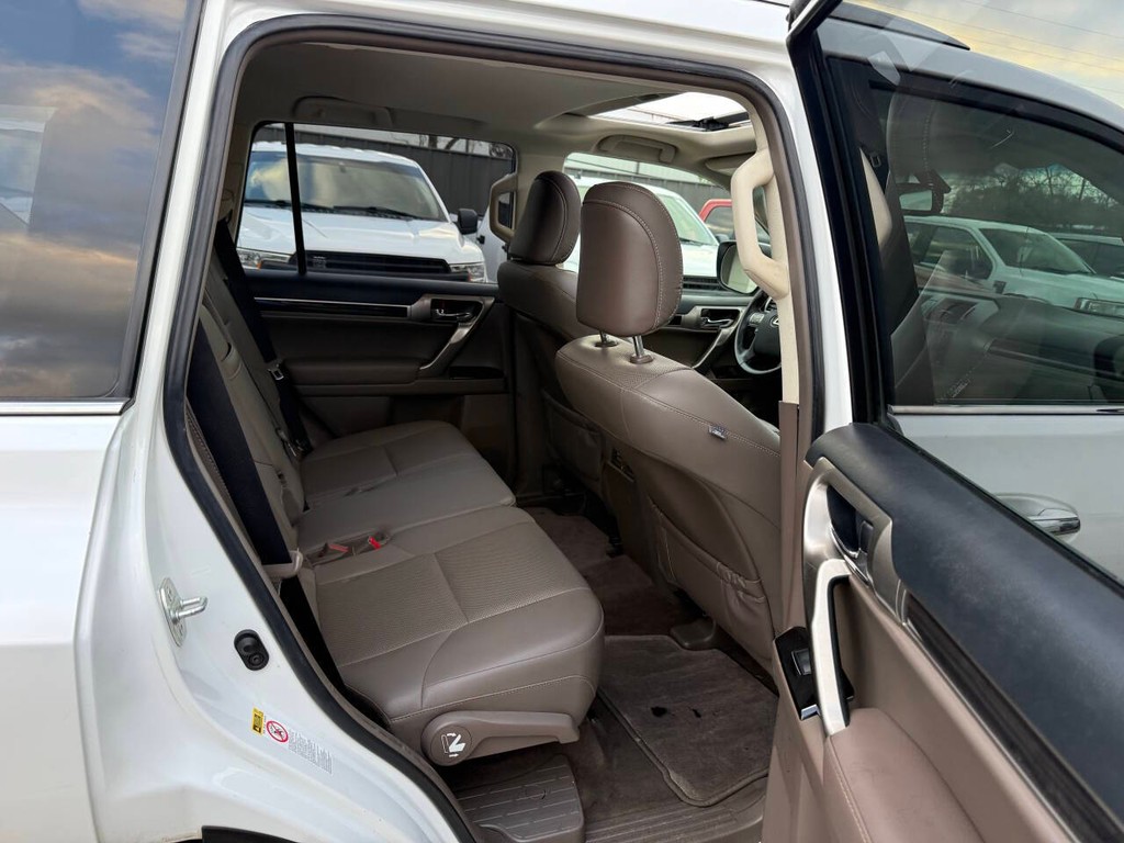 Lexus GX Vehicle Full-screen Gallery Image 17