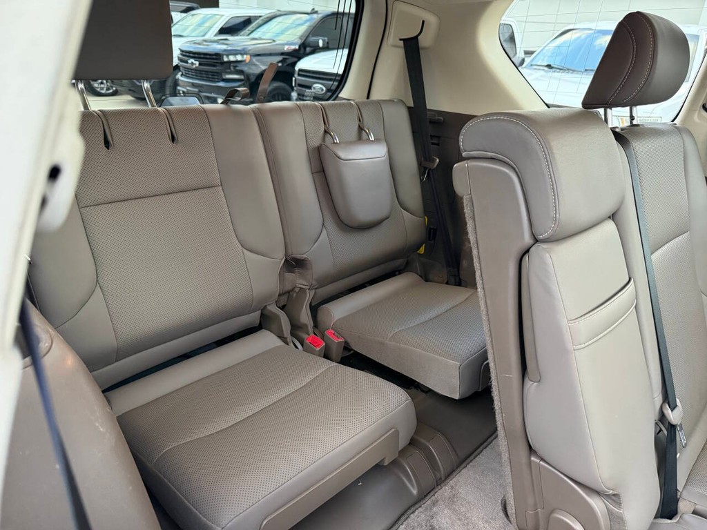 Lexus GX Vehicle Full-screen Gallery Image 18