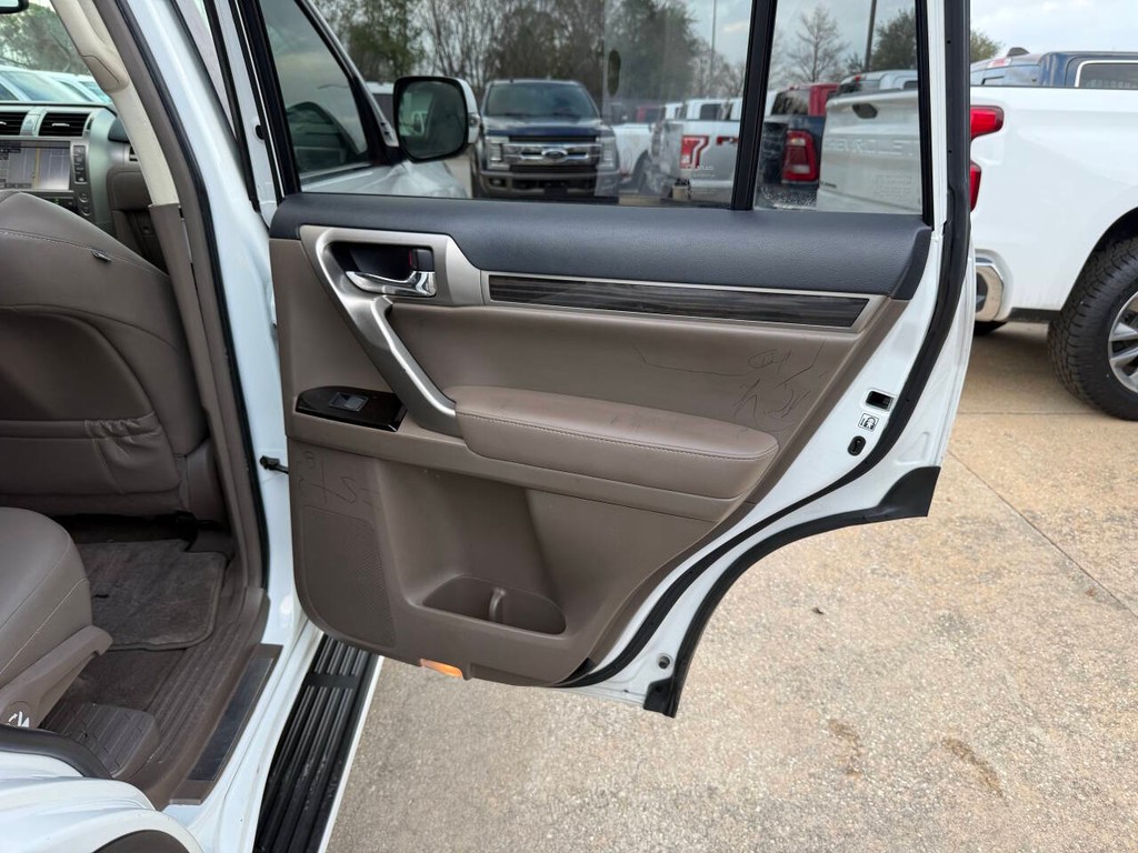 Lexus GX Vehicle Full-screen Gallery Image 19