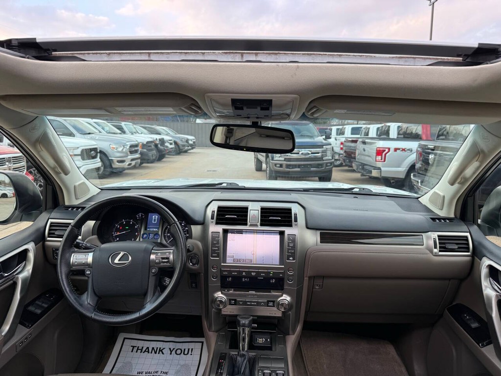 Lexus GX Vehicle Full-screen Gallery Image 20