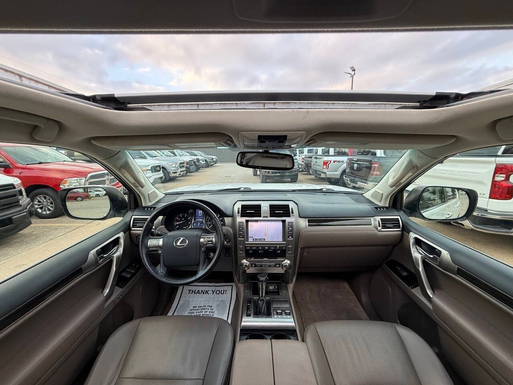 Lexus GX Vehicle Full-screen Gallery Image 21