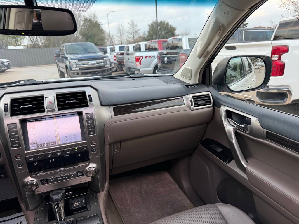 Lexus GX Vehicle Full-screen Gallery Image 23