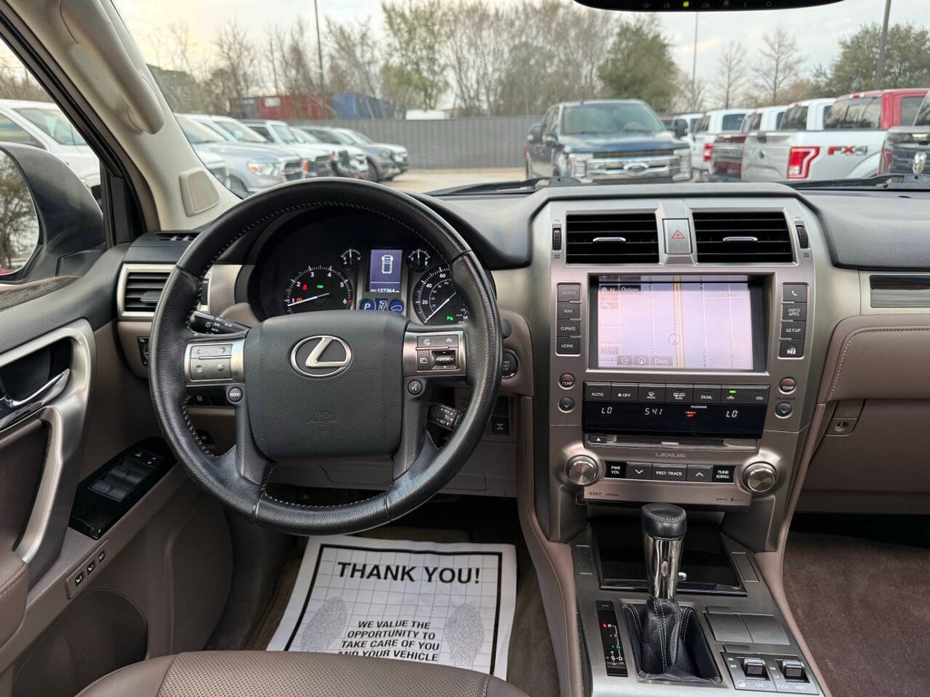 Lexus GX Vehicle Full-screen Gallery Image 24