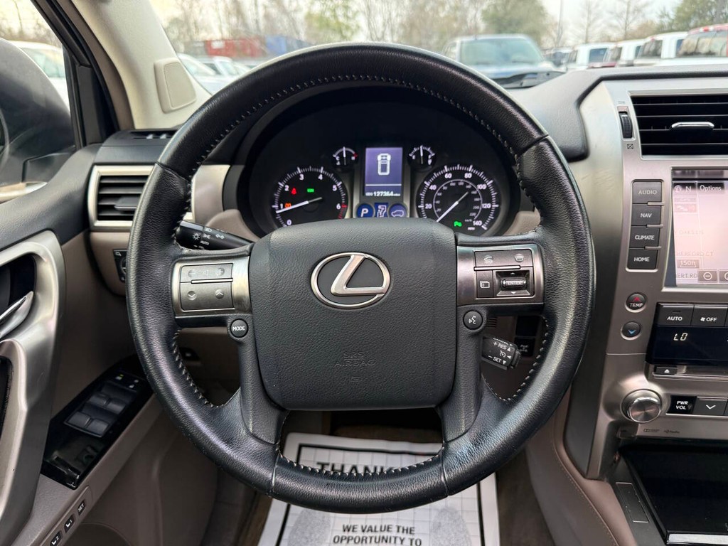 Lexus GX Vehicle Full-screen Gallery Image 25