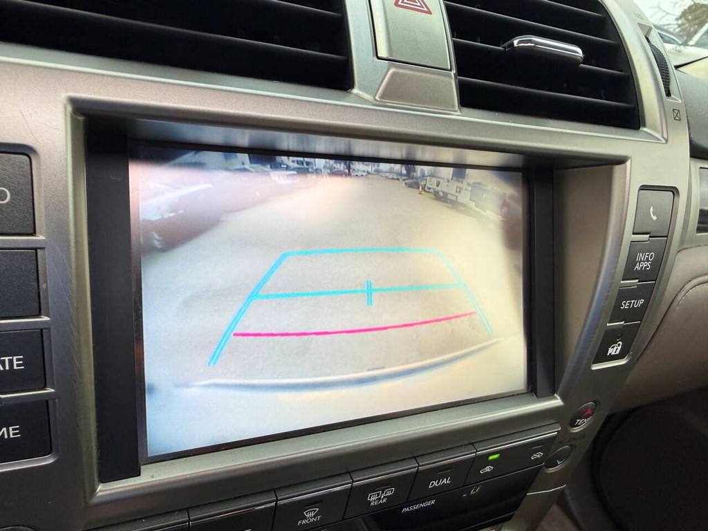 Lexus GX Vehicle Full-screen Gallery Image 29