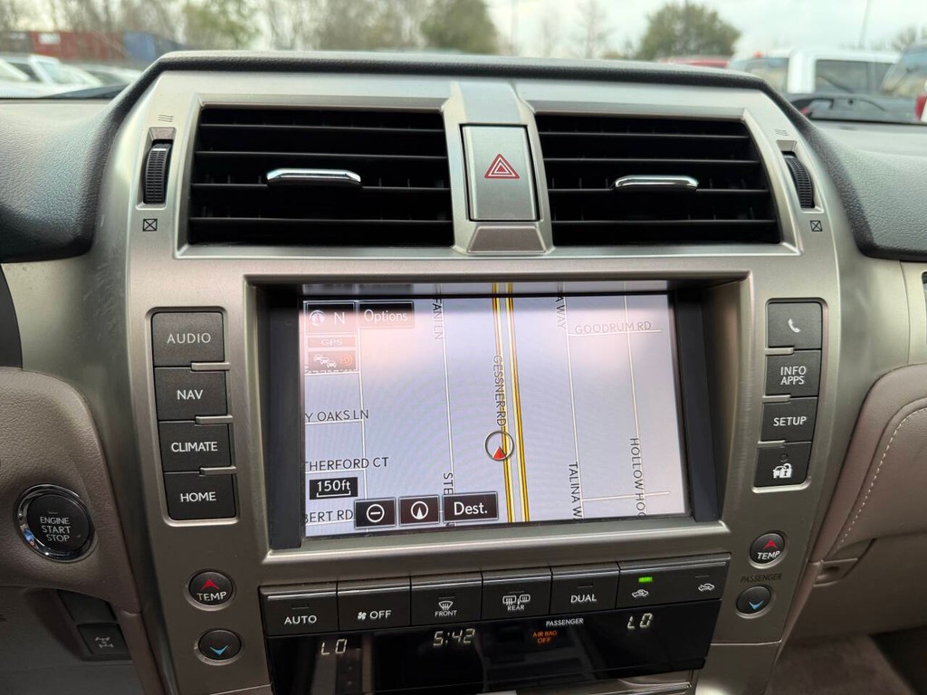 Lexus GX Vehicle Full-screen Gallery Image 30