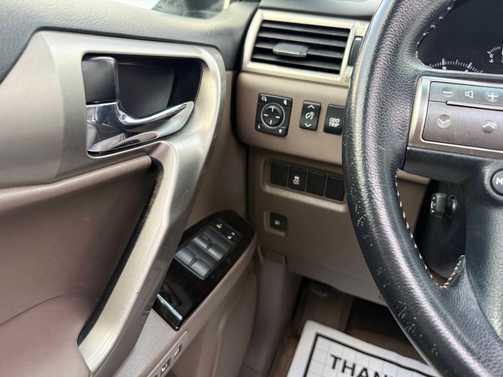 Lexus GX Vehicle Full-screen Gallery Image 33