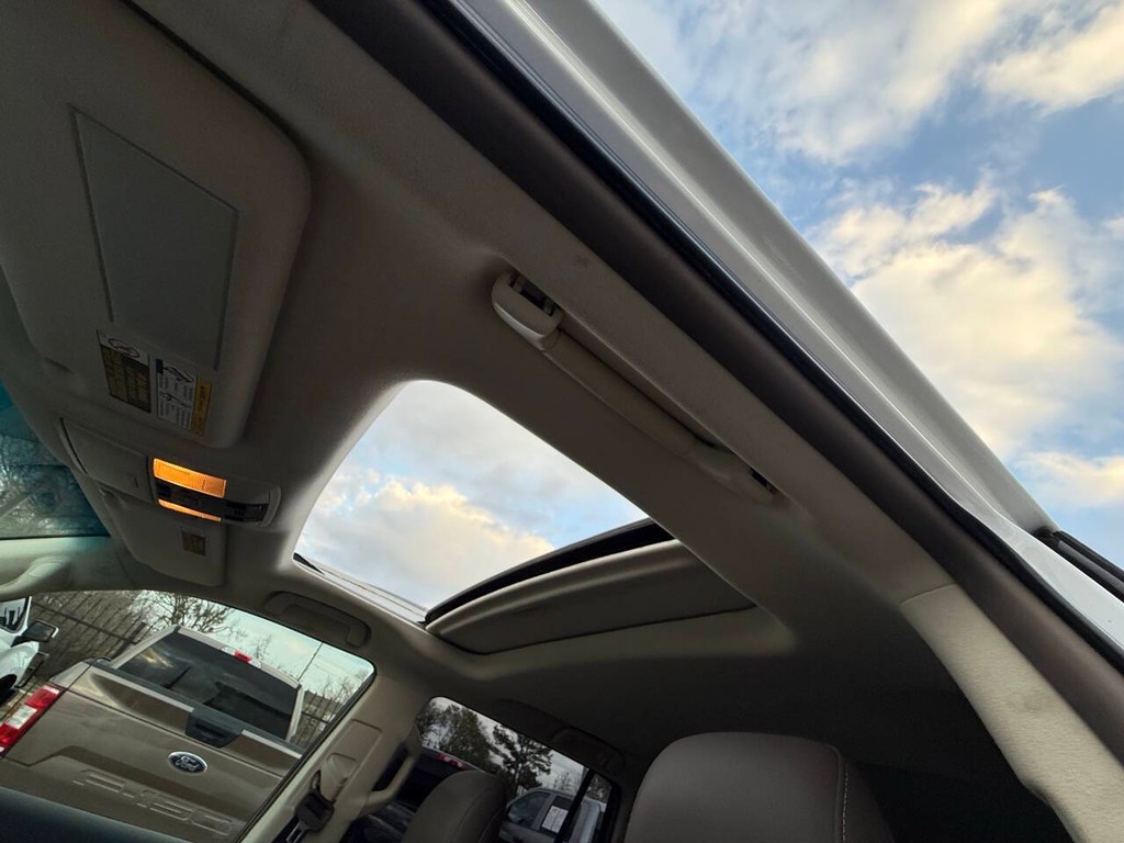 Lexus GX Vehicle Full-screen Gallery Image 34