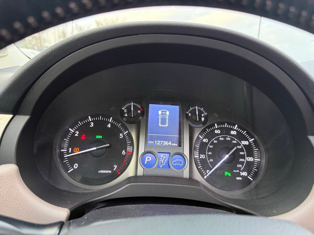 Lexus GX Vehicle Full-screen Gallery Image 35