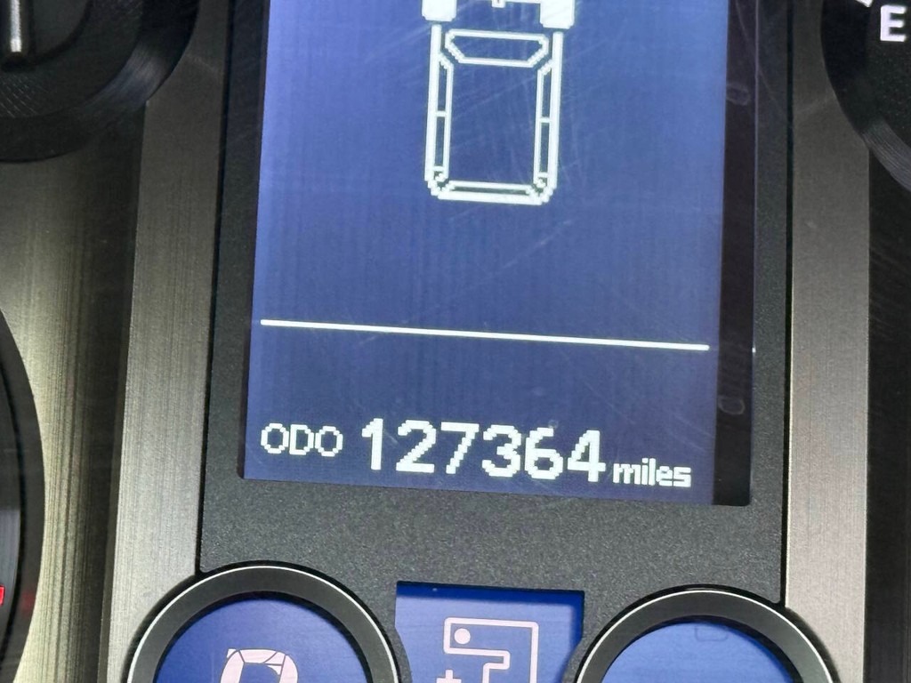 Lexus GX Vehicle Full-screen Gallery Image 36