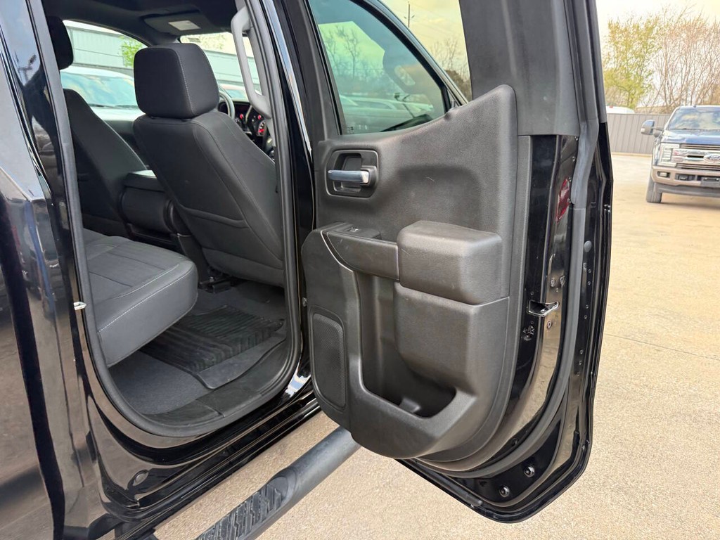 Chevrolet Silverado 1500 Vehicle Full-screen Gallery Image 16