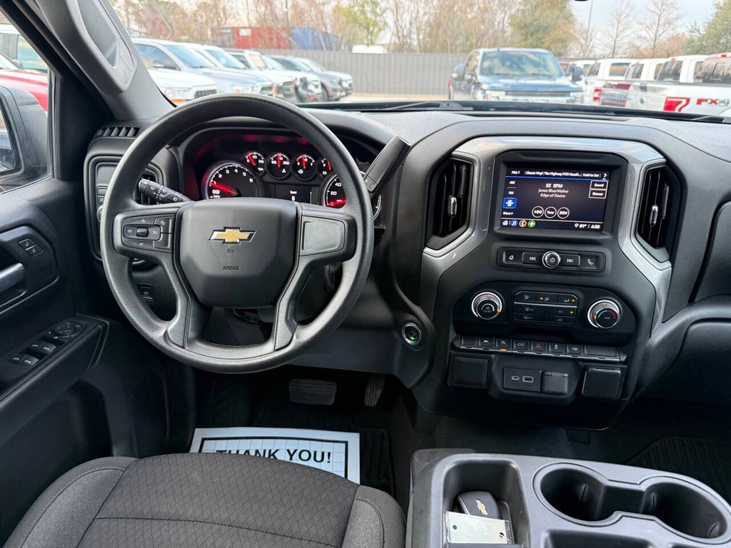 Chevrolet Silverado 1500 Vehicle Full-screen Gallery Image 21