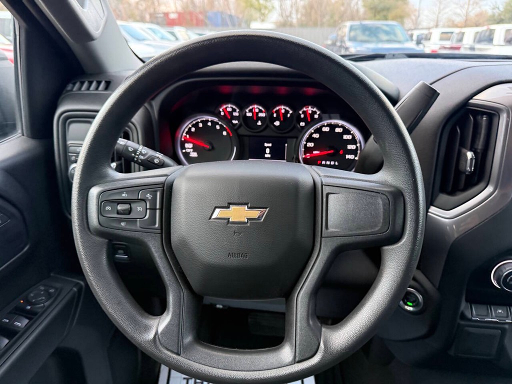 Chevrolet Silverado 1500 Vehicle Full-screen Gallery Image 23