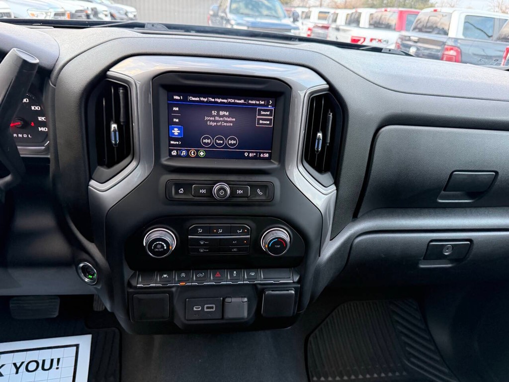 Chevrolet Silverado 1500 Vehicle Full-screen Gallery Image 24