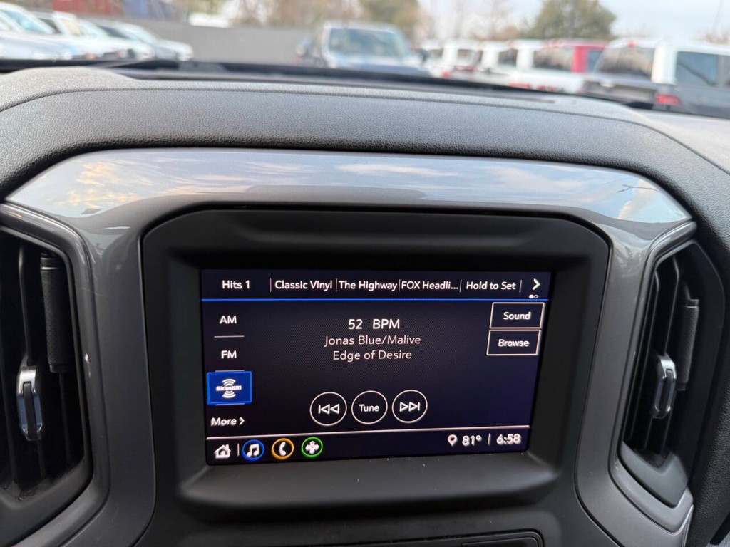 Chevrolet Silverado 1500 Vehicle Full-screen Gallery Image 25