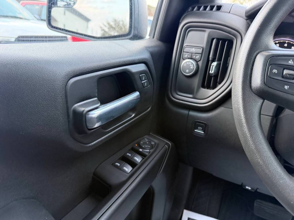 Chevrolet Silverado 1500 Vehicle Full-screen Gallery Image 31