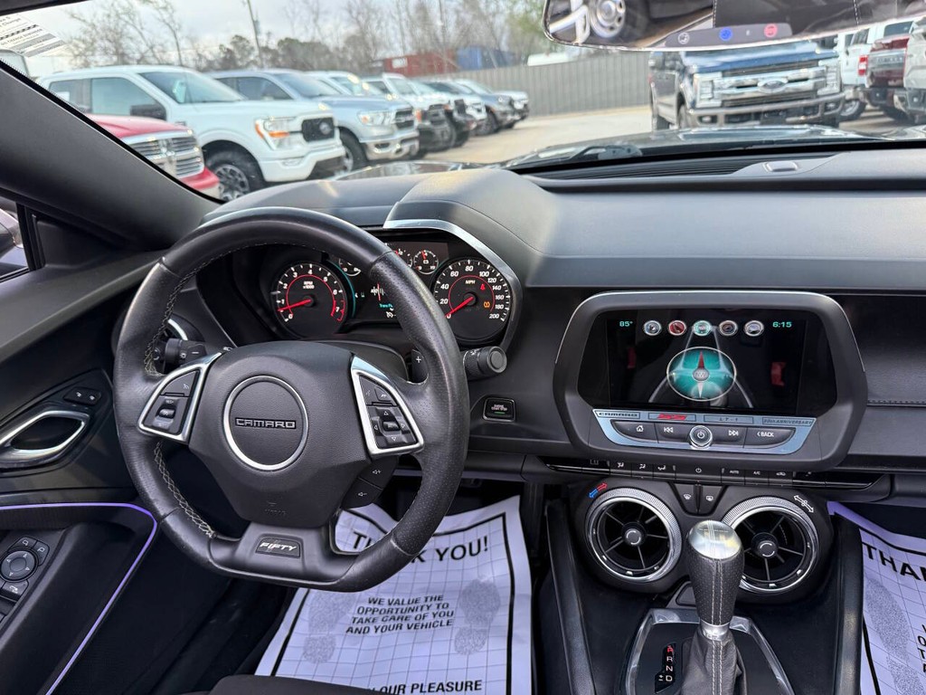 Chevrolet Camaro Vehicle Full-screen Gallery Image 12