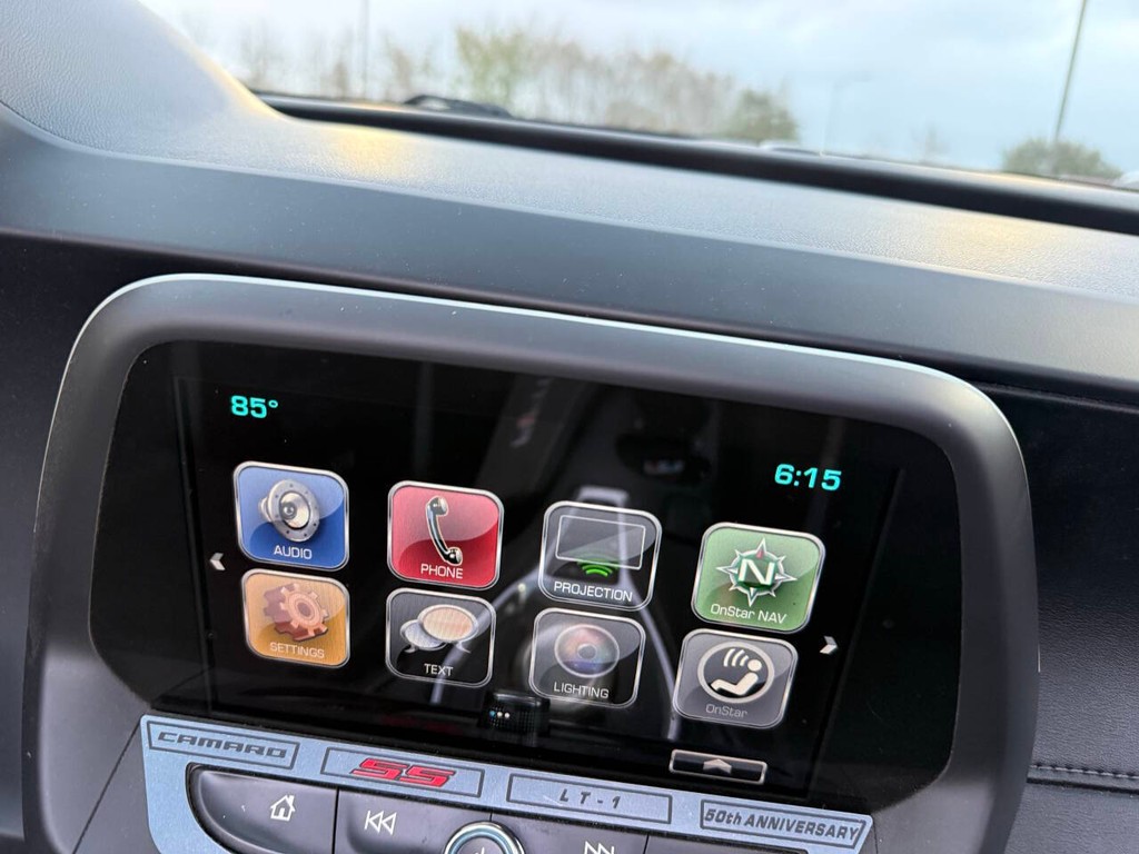 Chevrolet Camaro Vehicle Full-screen Gallery Image 16