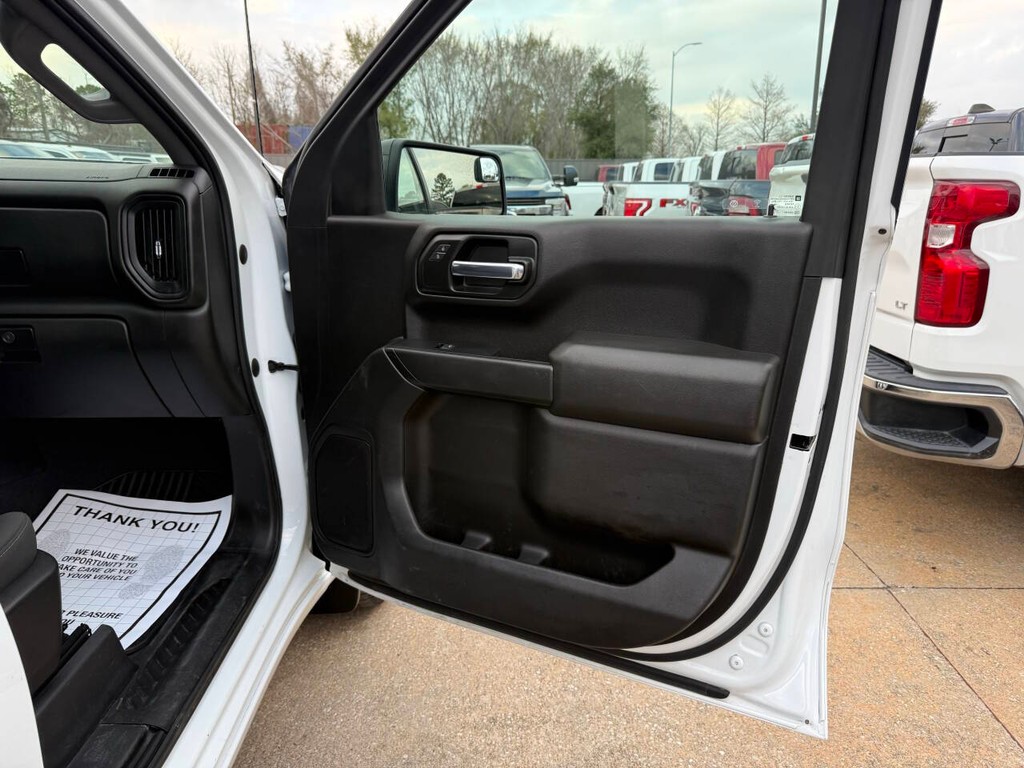 Chevrolet Silverado 1500 Vehicle Full-screen Gallery Image 11