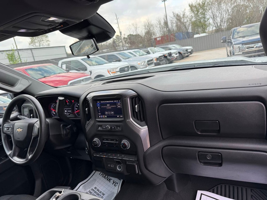 Chevrolet Silverado 1500 Vehicle Full-screen Gallery Image 16