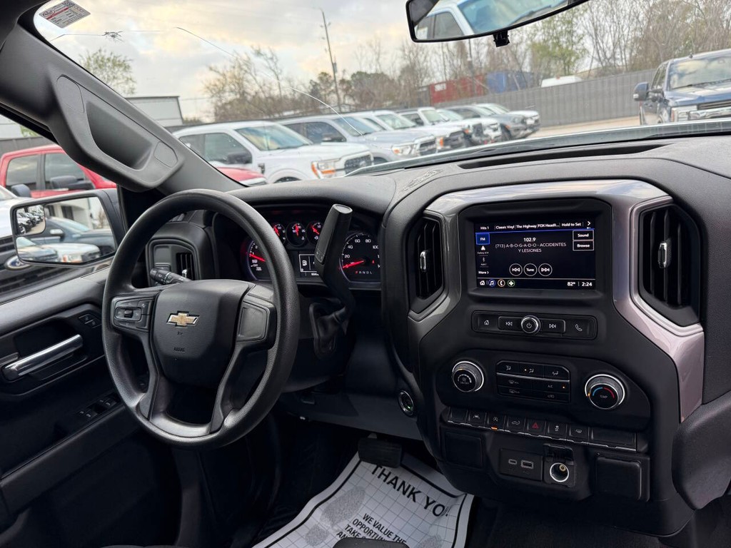 Chevrolet Silverado 1500 Vehicle Full-screen Gallery Image 18