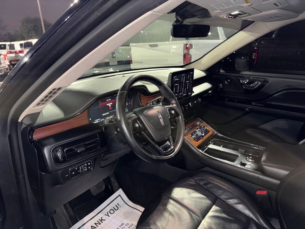 Lincoln Aviator Vehicle Full-screen Gallery Image 06