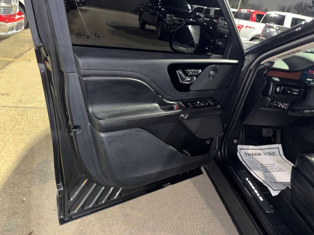 Lincoln Aviator Vehicle Full-screen Gallery Image 08