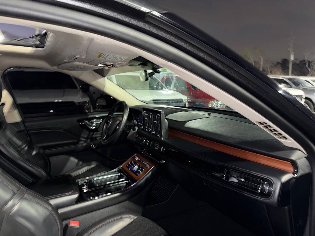 Lincoln Aviator Vehicle Full-screen Gallery Image 09