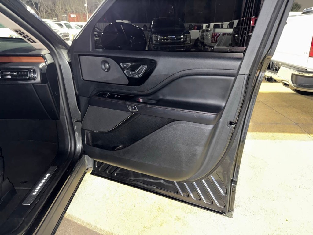 Lincoln Aviator Vehicle Full-screen Gallery Image 11