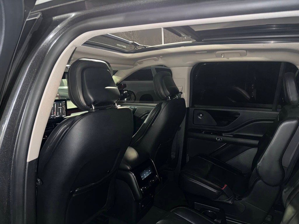 Lincoln Aviator Vehicle Full-screen Gallery Image 12
