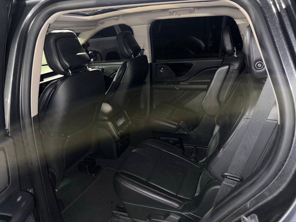 Lincoln Aviator Vehicle Full-screen Gallery Image 13