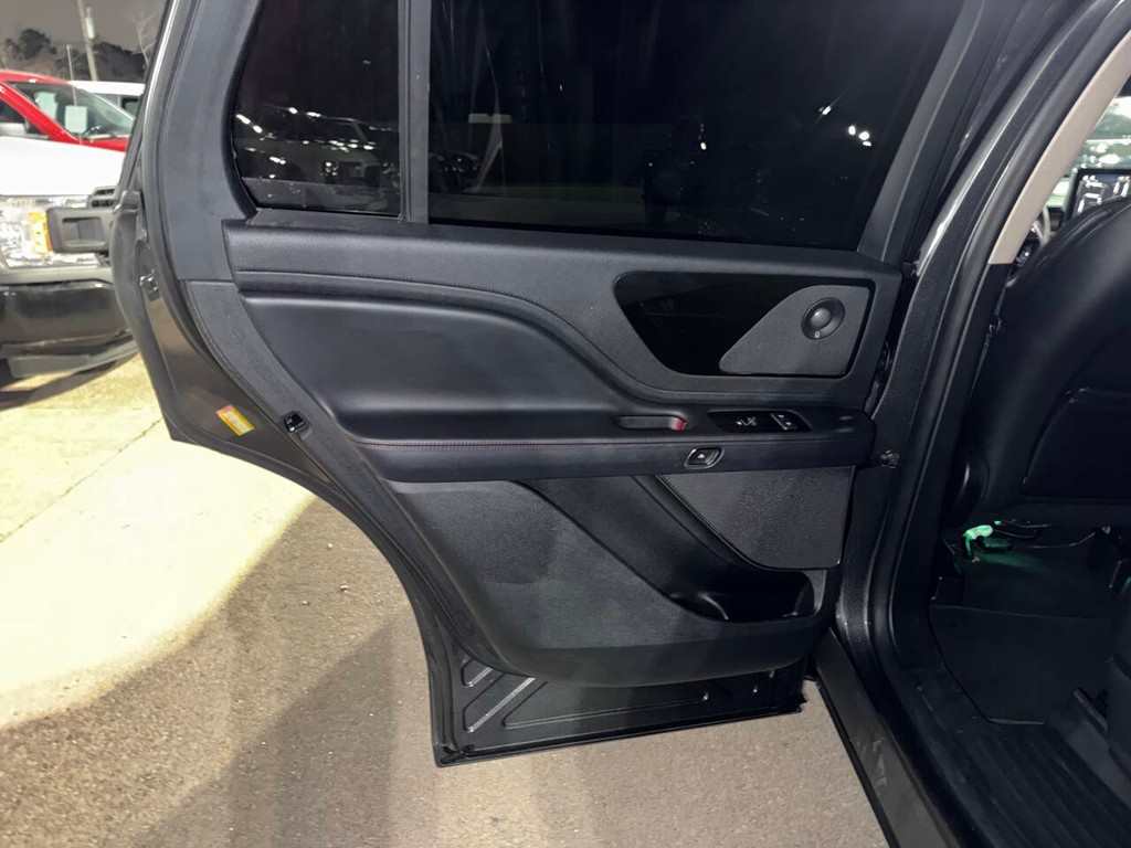 Lincoln Aviator Vehicle Full-screen Gallery Image 15