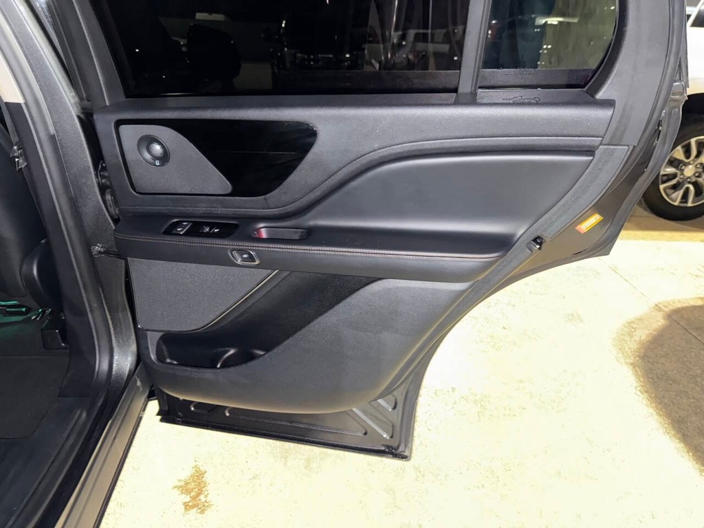 Lincoln Aviator Vehicle Full-screen Gallery Image 18