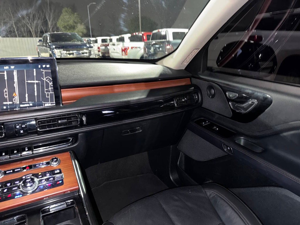 Lincoln Aviator Vehicle Full-screen Gallery Image 22
