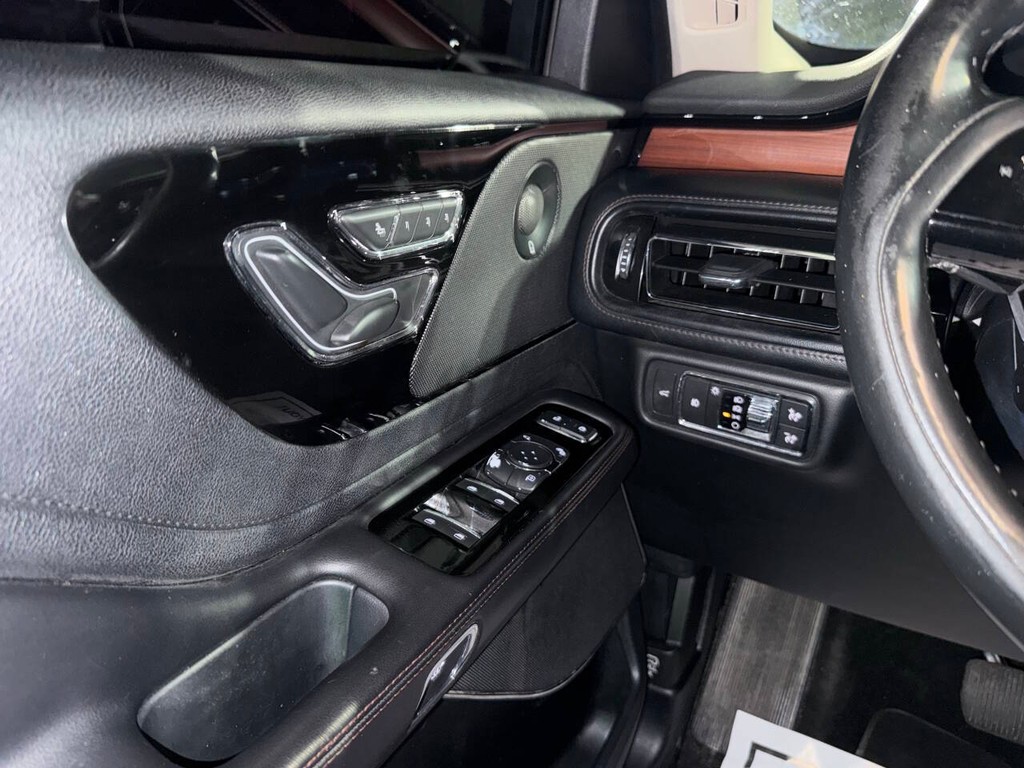 Lincoln Aviator Vehicle Full-screen Gallery Image 32