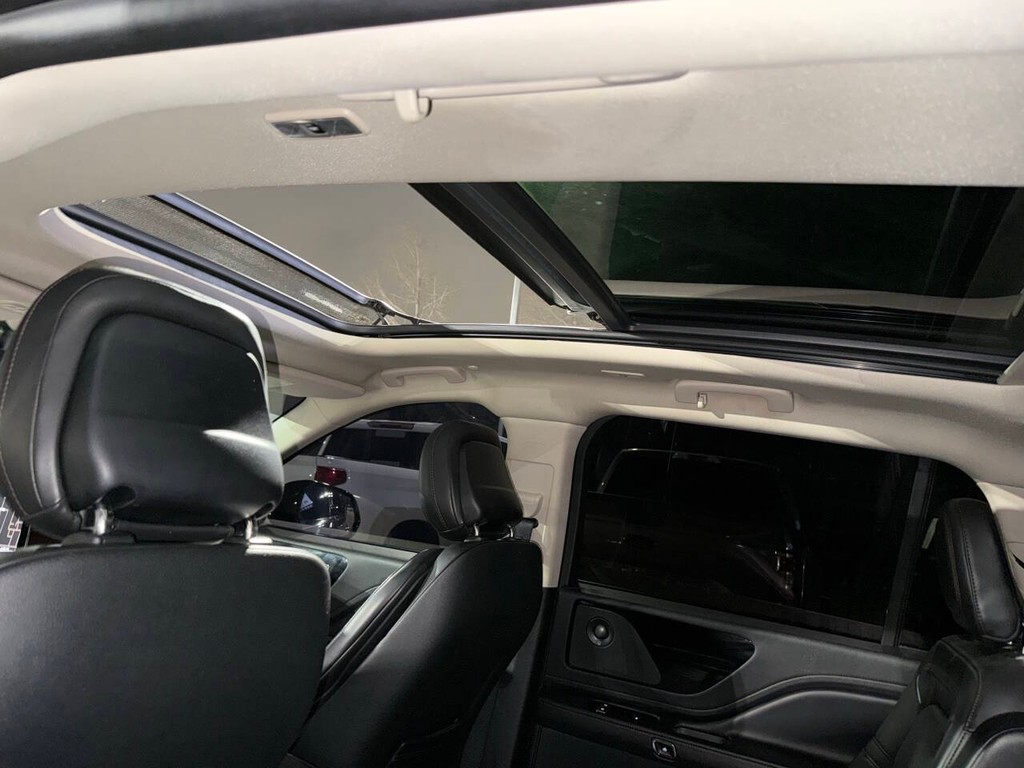 Lincoln Aviator Vehicle Full-screen Gallery Image 34