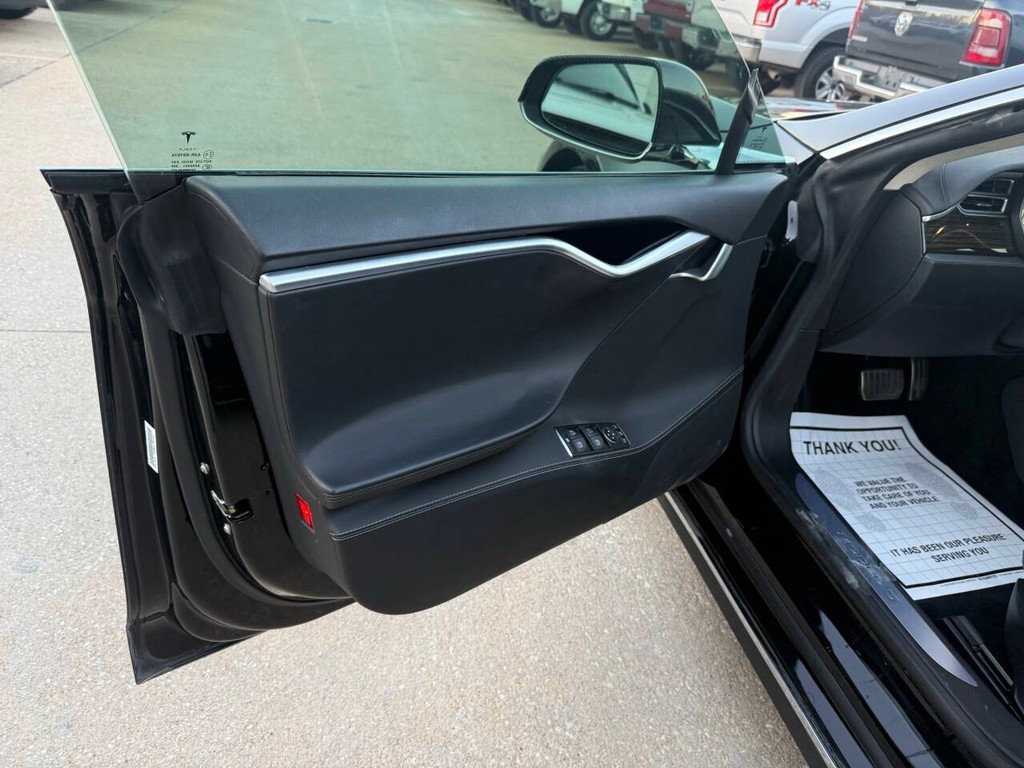 Tesla Model S Vehicle Full-screen Gallery Image 08