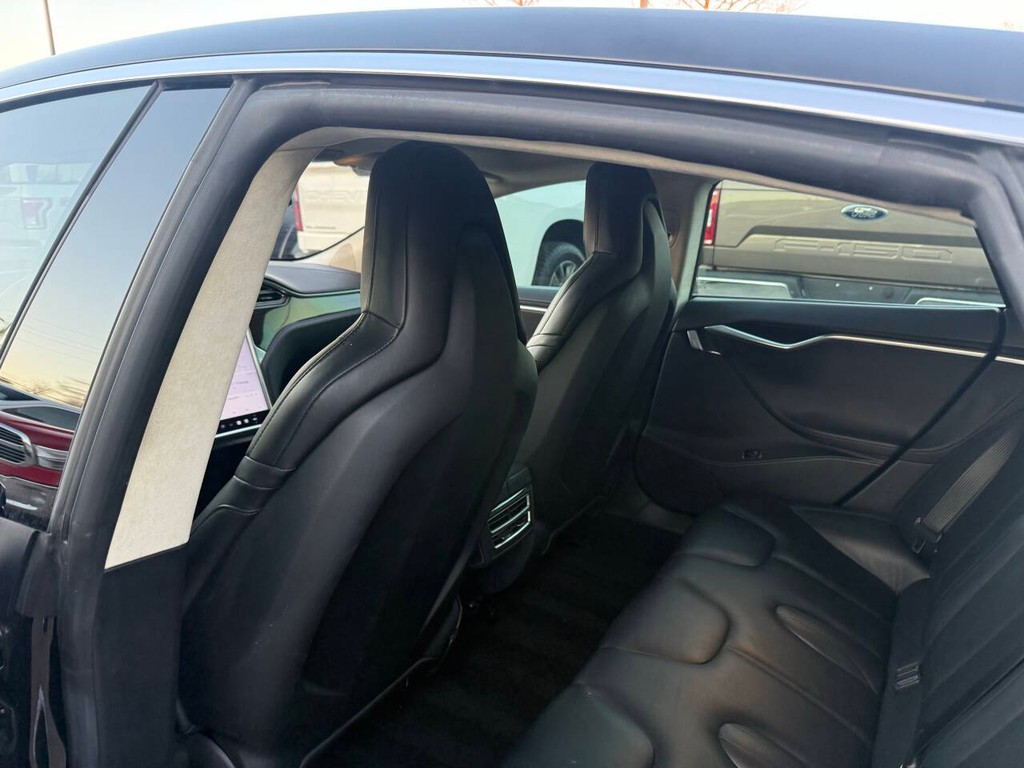 Tesla Model S Vehicle Full-screen Gallery Image 12