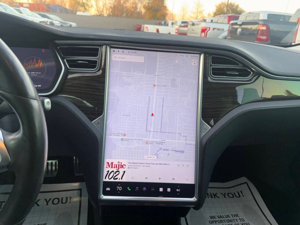 Tesla Model S Vehicle Full-screen Gallery Image 24