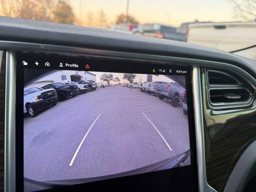 Tesla Model S Vehicle Full-screen Gallery Image 25